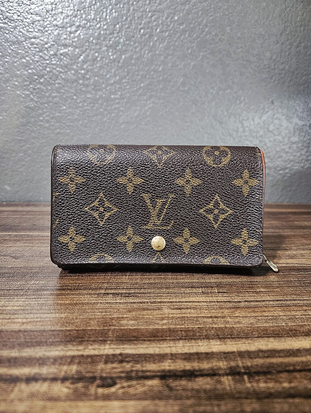 Authentic Louis Vuitton Vintage Tressor Wallet Monogram Canvas